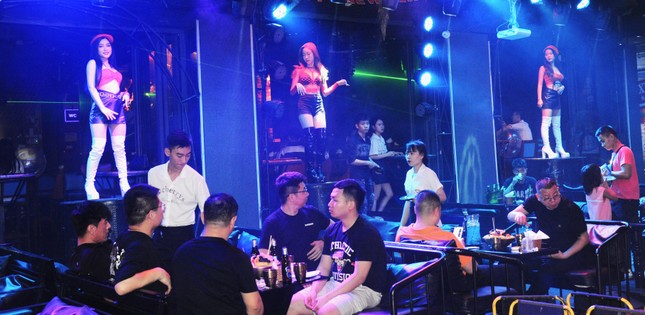 Những màn nhảy múa "hai mảnh" nóng mắt ở phố đi bộ Bùi Viện - Ảnh 3. Những màn nhảy múa "hai mảnh" nóng mắt ở phố đi bộ Bùi Viện - Ảnh 3.
