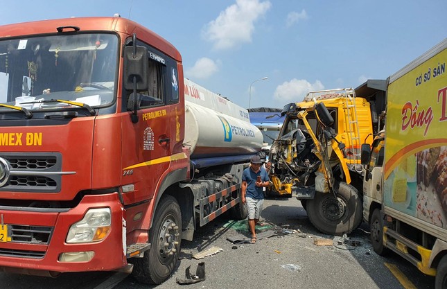 Tai nạn liên hoàn ở Quảng Nam, 5 xe tải dính chùm trên quốc lộ 1A - Ảnh 2.