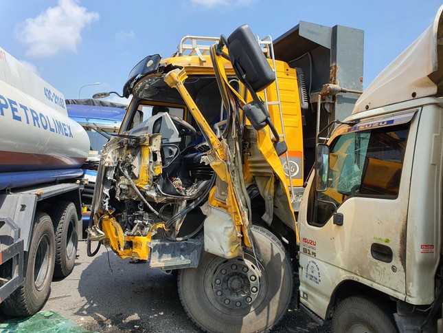 Tai nạn liên hoàn ở Quảng Nam, 5 xe tải dính chùm trên quốc lộ 1A - Ảnh 1.