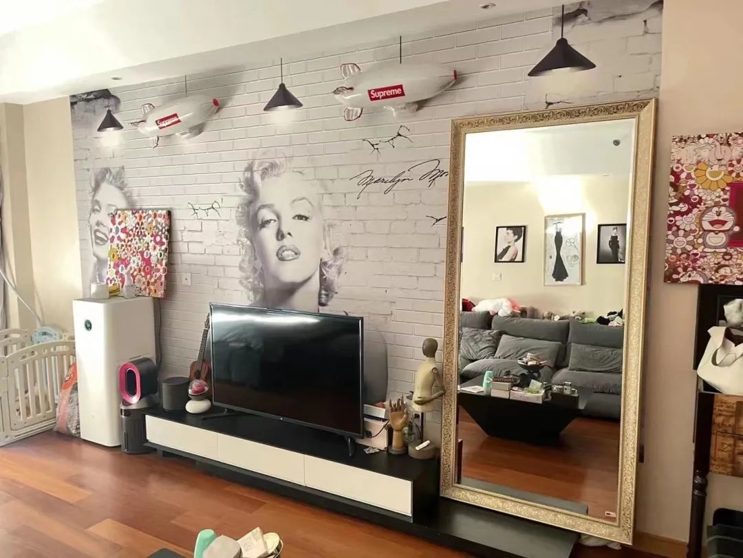 Chiêm ngưỡng cuộc sống tinh tế của 5 cô gái theo đuổi chủ nghĩa tối đa, nhiều đồ đạc nhưng vẫn tinh tươm và hạnh phúc - Ảnh 6. Chiêm ngưỡng cuộc sống tinh tế của 5 cô gái theo đuổi chủ nghĩa tối đa, nhiều đồ đạc nhưng vẫn tinh tươm và hạnh phúc - Ảnh 6.