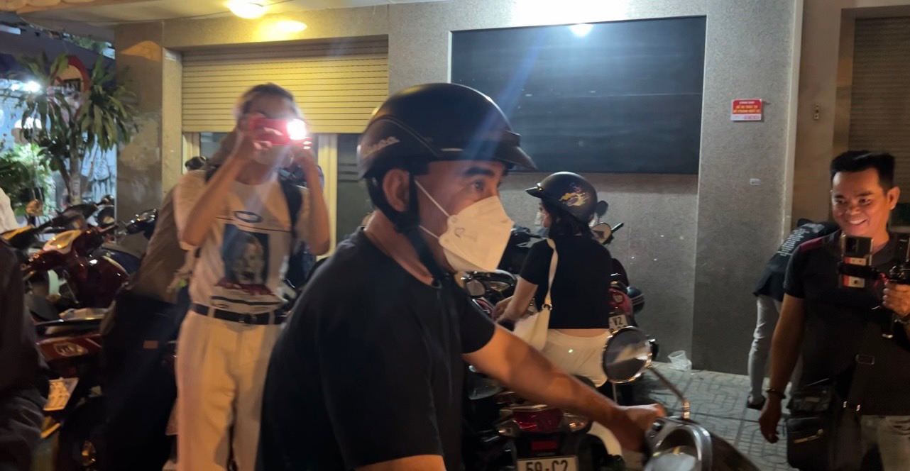 MC Quyền Linh chạy xe máy, Lệ Thủy và dàn sao Việt đến viếng cố NS Vũ Linh trong đêm - Ảnh 4.