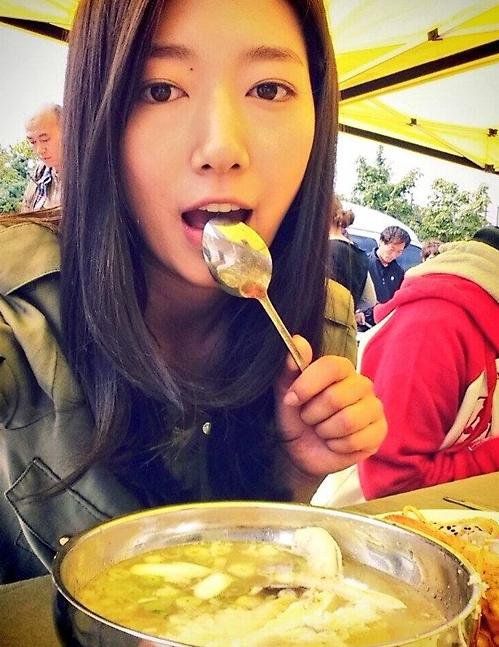 Đã 33 tuổi và thậm chí còn gia nhập hội 'mẹ bỉm', Park Shin Hye vẫn tươi tắn như thiếu nữ đôi mươi nhờ 4 tuyệt chiêu - Ảnh 1.