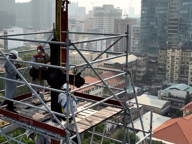 Hai thánh giá hơn trăm tuổi ở Nhà thờ Đức Bà Sài Gòn được mang sang Bỉ phục chế - Ảnh 1.