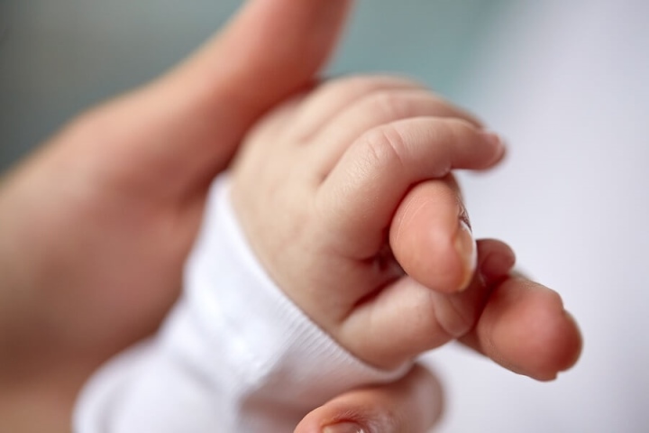 Để con 8 th&aacute;ng tuổi ăn b&aacute;nh bao kiểu n&agrave;y, mẹ khiến con h&ocirc;n m&ecirc; - Ảnh 1.
