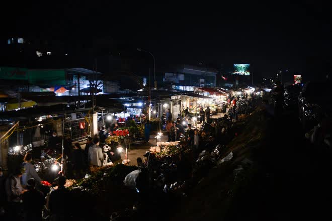 Biển người đổ về chợ hoa lớn nhất Hà Nội nhân dịp Quốc tế Phụ nữ 8/3 - Ảnh 13. Biển người đổ về chợ hoa lớn nhất Hà Nội nhân dịp Quốc tế Phụ nữ 8/3 - Ảnh 13.