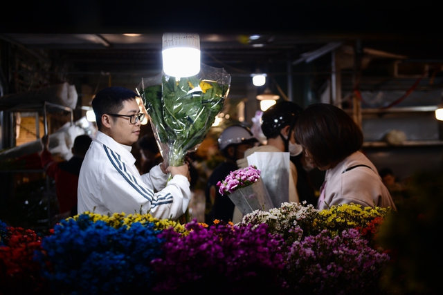 Biển người đổ về chợ hoa lớn nhất Hà Nội nhân dịp Quốc tế Phụ nữ 8/3 - Ảnh 12. Biển người đổ về chợ hoa lớn nhất Hà Nội nhân dịp Quốc tế Phụ nữ 8/3 - Ảnh 12.