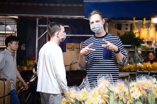 Biển người đổ về chợ hoa lớn nhất Hà Nội nhân dịp Quốc tế Phụ nữ 8/3 - Ảnh 11.