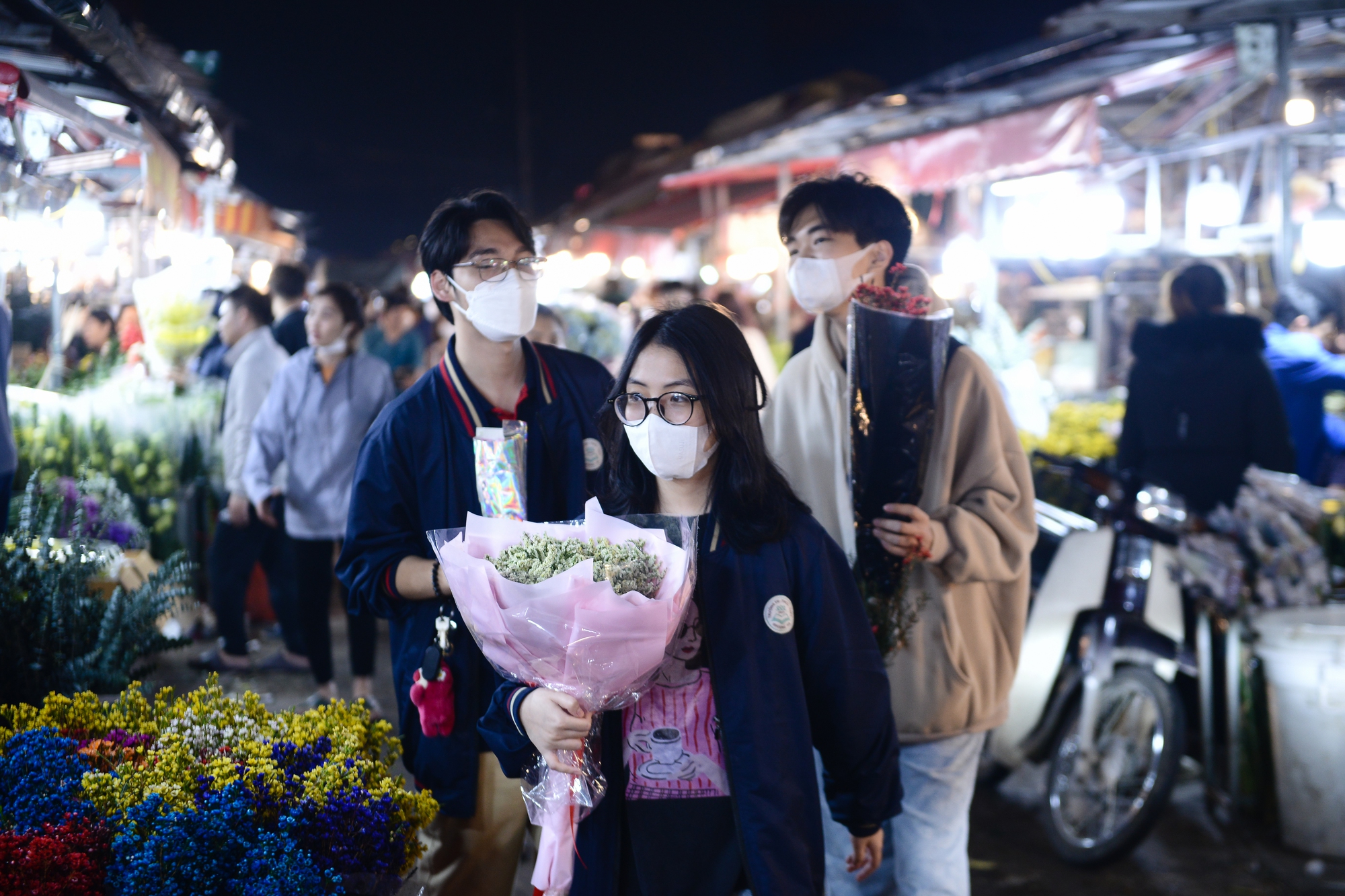 Biển người đổ về chợ hoa lớn nhất Hà Nội nhân dịp Quốc tế Phụ nữ 8/3 - Ảnh 10. Biển người đổ về chợ hoa lớn nhất Hà Nội nhân dịp Quốc tế Phụ nữ 8/3 - Ảnh 10.