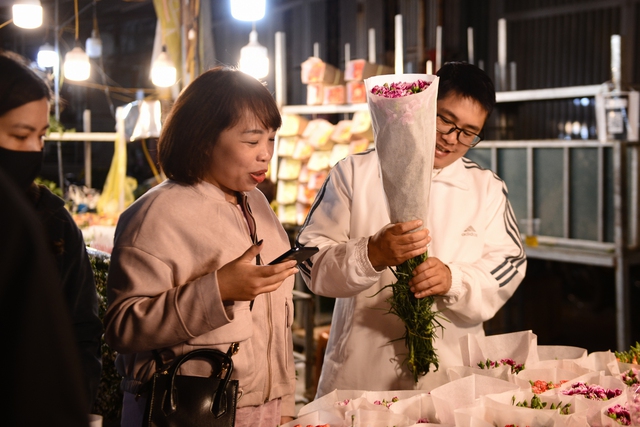 Biển người đổ về chợ hoa lớn nhất Hà Nội nhân dịp Quốc tế Phụ nữ 8/3 - Ảnh 7. Biển người đổ về chợ hoa lớn nhất Hà Nội nhân dịp Quốc tế Phụ nữ 8/3 - Ảnh 7.