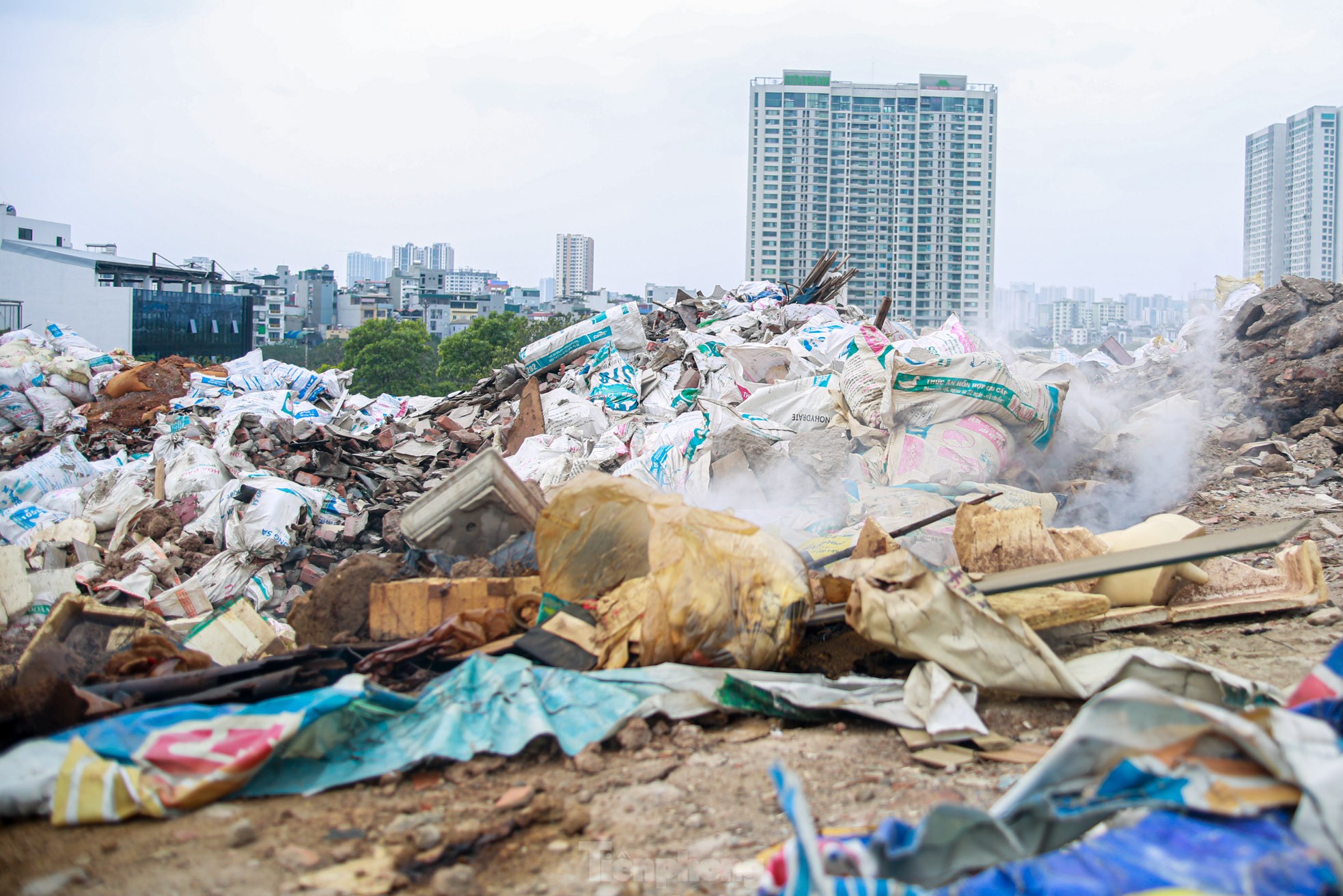 Nhức nhối bãi rác thải đổ trộm chất thành 'núi' giữa Thủ đô - Ảnh 7.