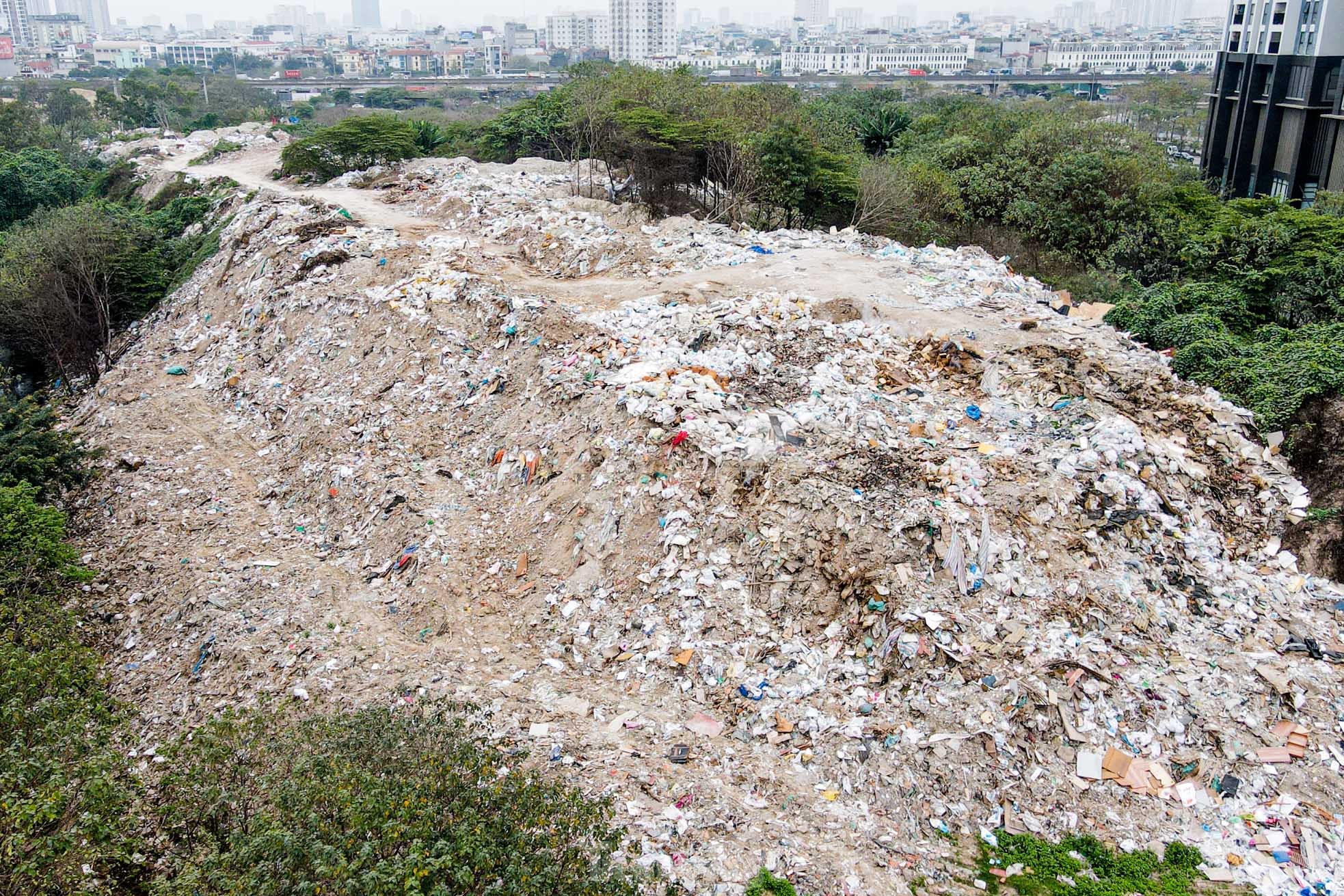 Nhức nhối bãi rác thải đổ trộm chất thành 'núi' giữa Thủ đô - Ảnh 2.