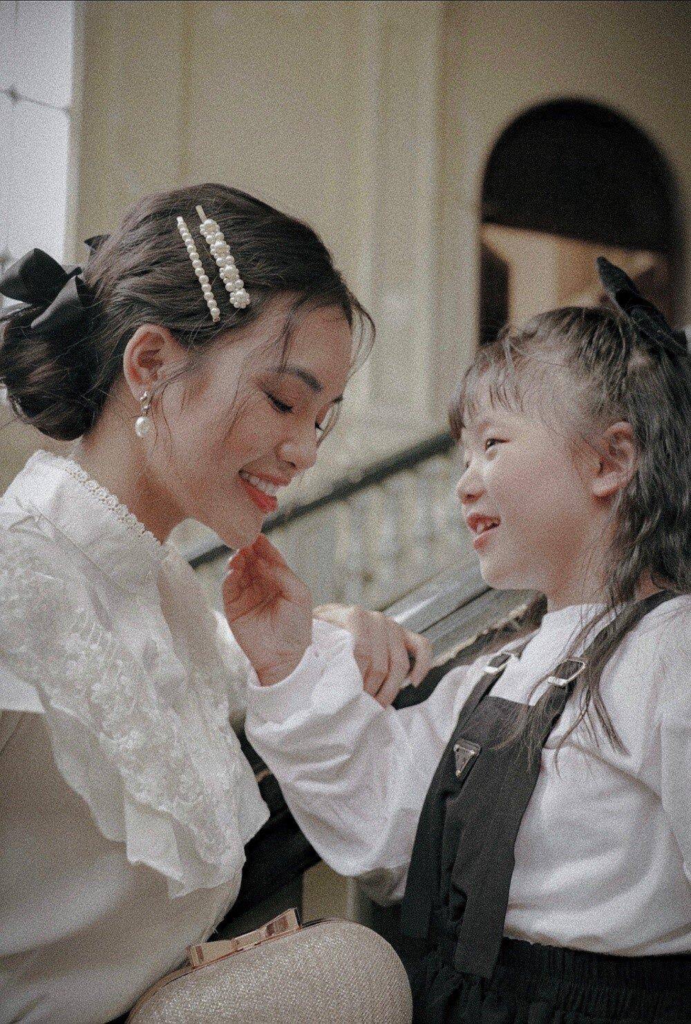 Con gái 5 tuổi của Yeye Nhật Hạ lần đầu lộ diện, xinh xắn như thiên thần - Ảnh 4.