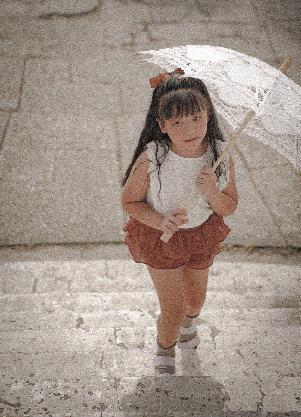 Con gái 5 tuổi của Yeye Nhật Hạ lần đầu lộ diện, xinh xắn như thiên thần - Ảnh 1.