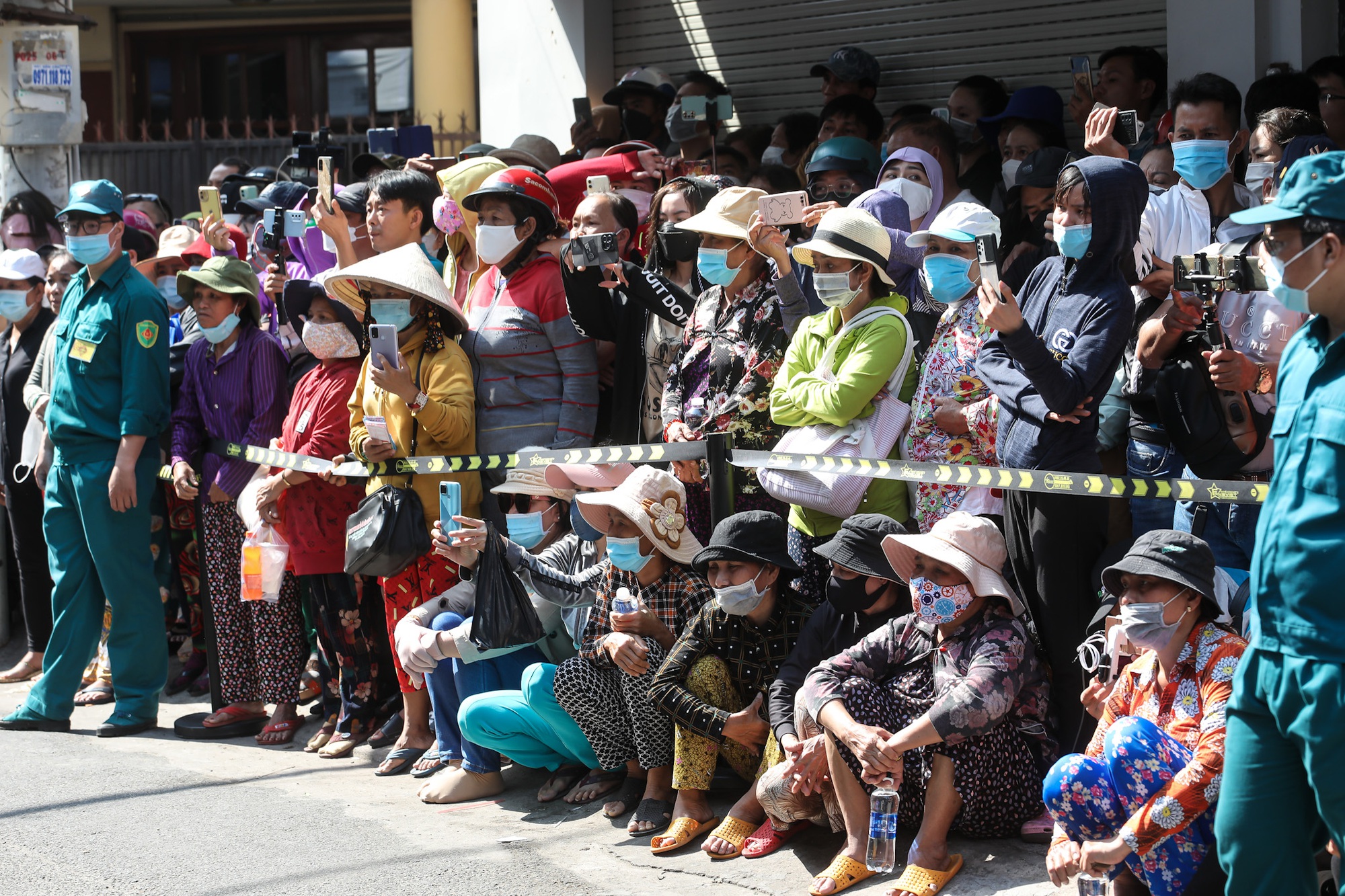 Hàng nghìn người tập trung kín đường, cảnh chen lấn hỗn loạn tại lễ đưa tang NS Vũ Linh - Ảnh 8.