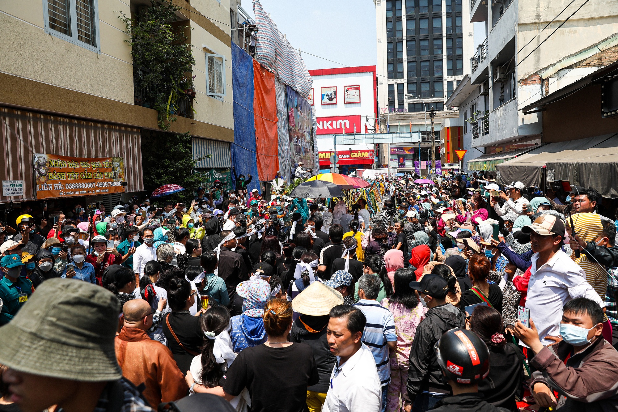 Hàng nghìn người tập trung kín đường, cảnh chen lấn hỗn loạn tại lễ đưa tang NS Vũ Linh - Ảnh 15.