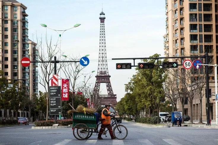 Những công trình 'nhái' kỳ quái ở Trung Quốc: Tháp Eiffel, Cầu tháp London hay Tượng nhân sư khổng lồ... đều có - Ảnh 2. Những công trình 'nhái' kỳ quái ở Trung Quốc: Tháp Eiffel, Cầu tháp London hay Tượng nhân sư khổng lồ... đều có - Ảnh 2.