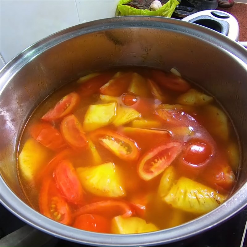 Thêm bước này khi nấu chỉ mất 2 phút nhưng giúp món canh chua đầu cá hồi sạch mùi tanh, ngon hơn gấp bội - Ảnh 4.