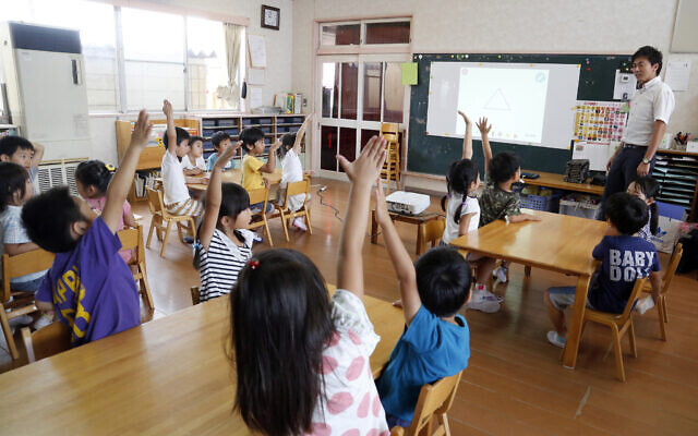 Tỷ lệ sinh giảm mạnh ở Nhật Bản là 'hồi chuông báo tử' cho các trường học nông thôn truyền thống - Ảnh 1.