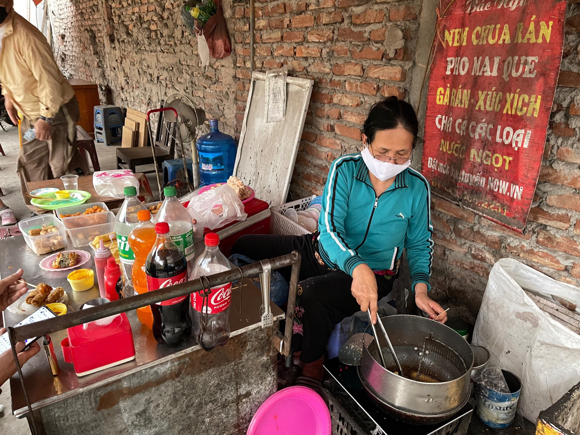 Câu chuyện về cô bán nem chua rán nuôi con trưởng thành, nghỉ hẳn 5 tháng đi du lịch 5 nước châu Âu - Ảnh 4.