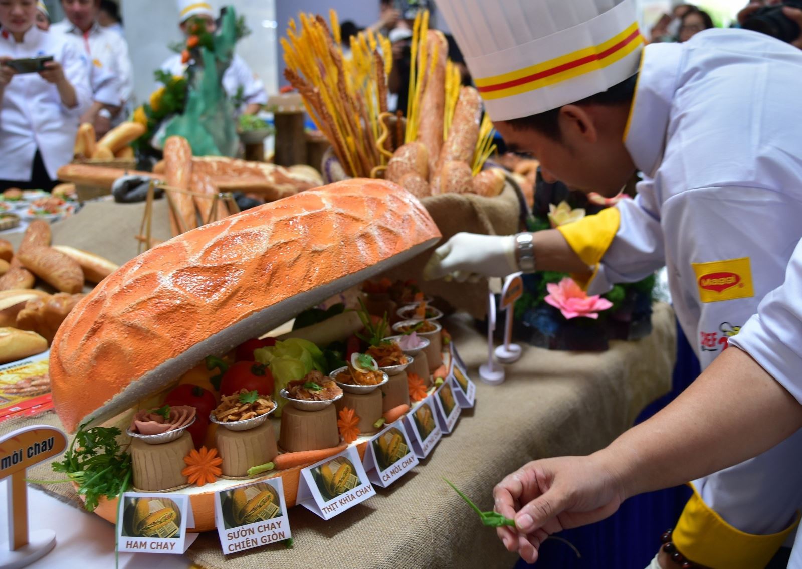 Công diễn 105 món ăn kèm bánh mì tại Lễ hội Bánh mì Việt Nam - Ảnh 4.