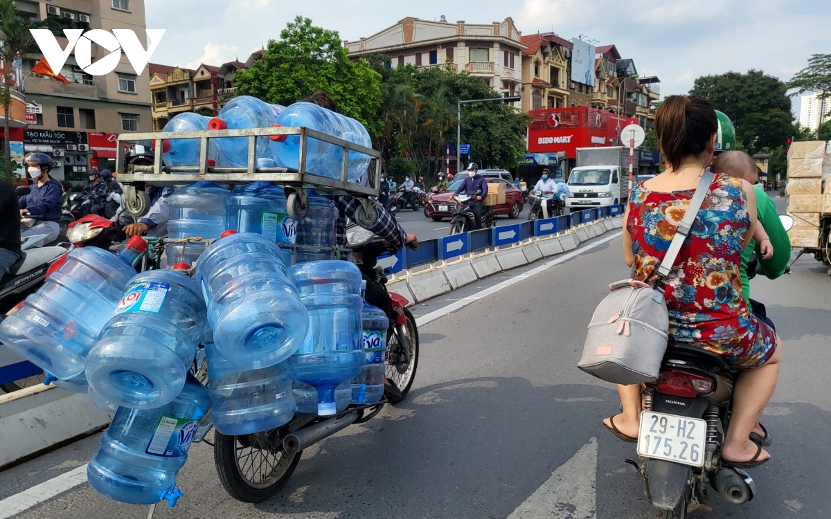 Cận cảnh &quot;hung thần&quot; nghênh ngang giữa phố phường Hà Nội - Ảnh 6.