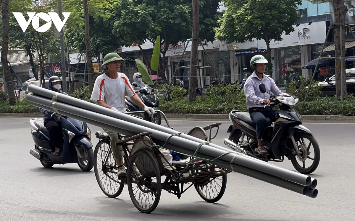 Cận cảnh &quot;hung thần&quot; nghênh ngang giữa phố phường Hà Nội - Ảnh 1.