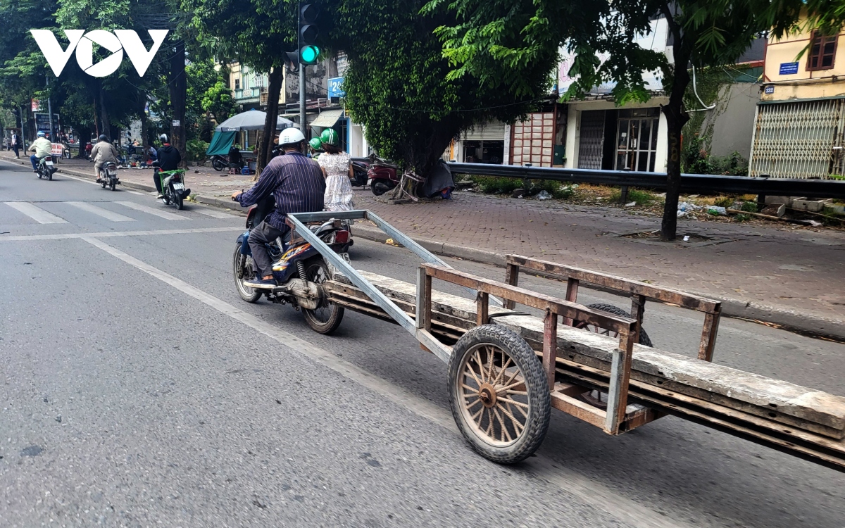 Cận cảnh &quot;hung thần&quot; nghênh ngang giữa phố phường Hà Nội - Ảnh 13.