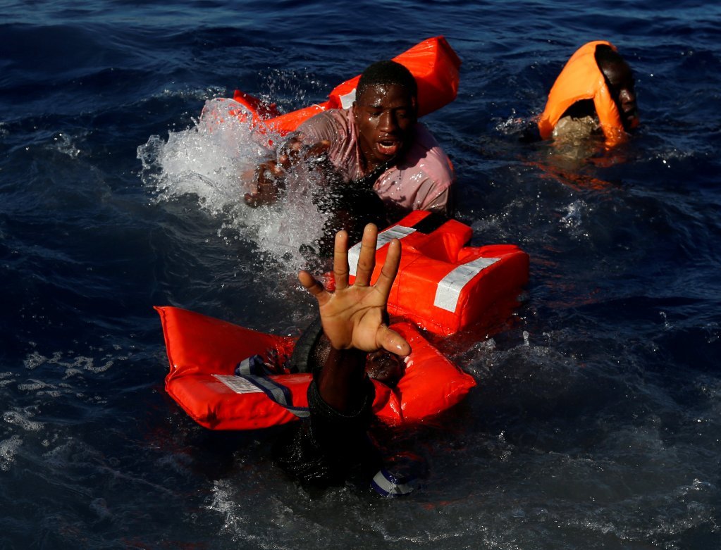 Chìm thuyền ở Địa Trung Hải, 2 người di cư thiệt mạng, 20 người mất tích - Ảnh 1.