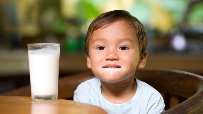 Con có 1 trong 5 biểu hiện này là lúc cha mẹ cần đổi sữa ngay cho bé - Ảnh 1.