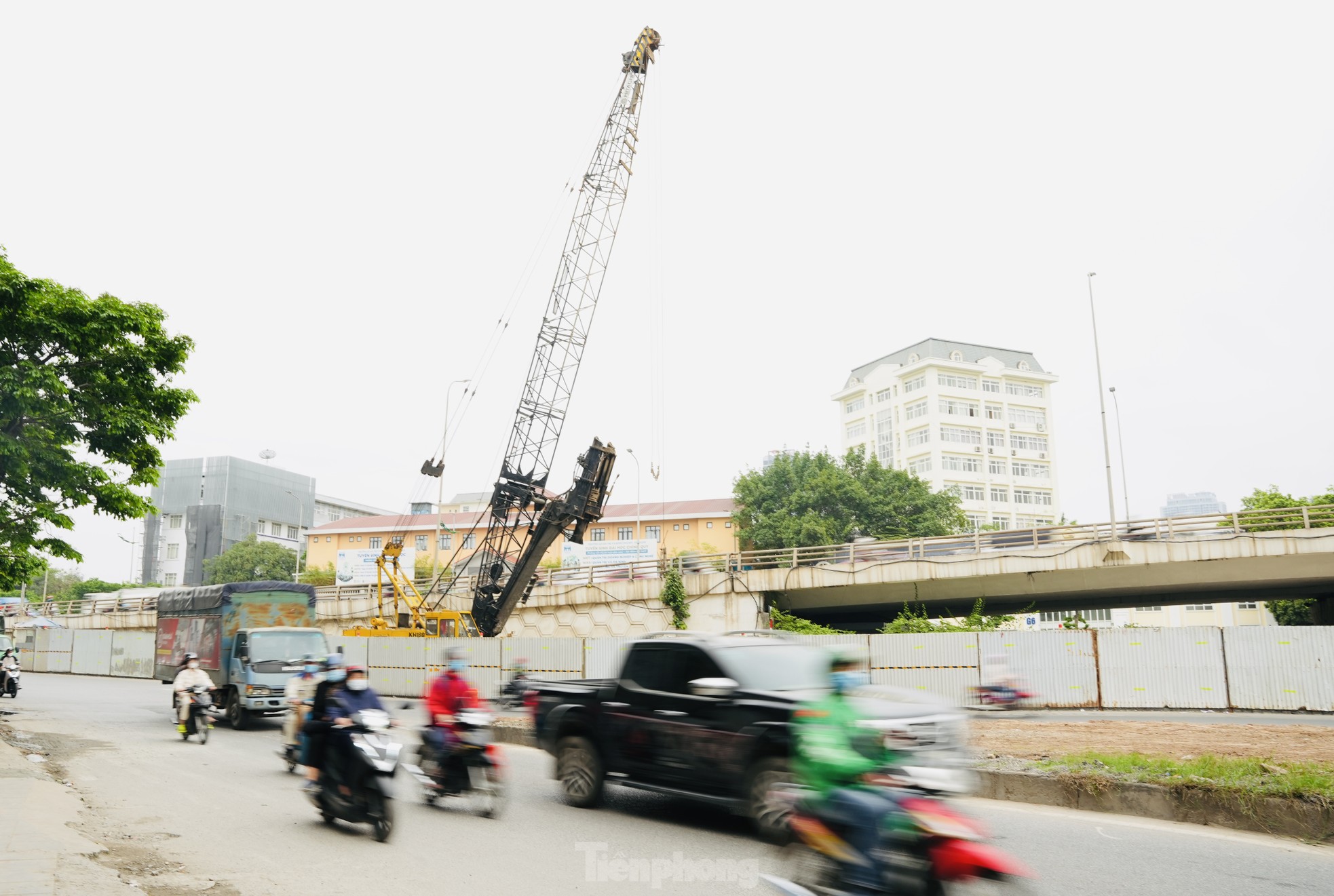 Hà Nội lập rào chắn thi công 2 cầu vượt thép trị giá 340 tỷ đồng - Ảnh 2.