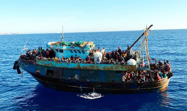 Italy nỗ lực giải cứu gần 2.000 người di cư trên Địa Trung Hải - Ảnh 1.