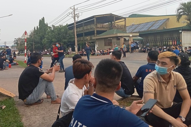 Bị trừ tiền lương do hàng lỗi, hàng trăm công nhân ngừng việc tập thể để phản đối - Ảnh 1. Bị trừ tiền lương do hàng lỗi, hàng trăm công nhân ngừng việc tập thể để phản đối - Ảnh 1.