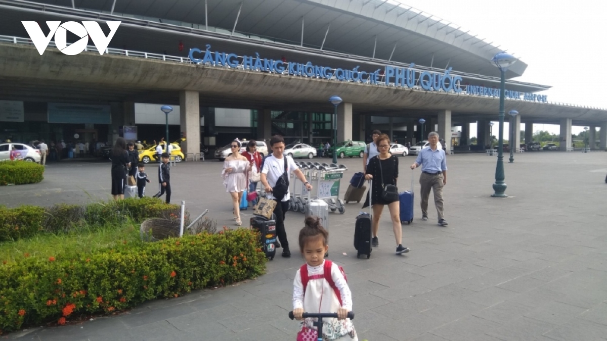 Giá vé máy bay đến Phú Quốc tăng cao, rào cản lớn đối với du lịch - Ảnh 1.