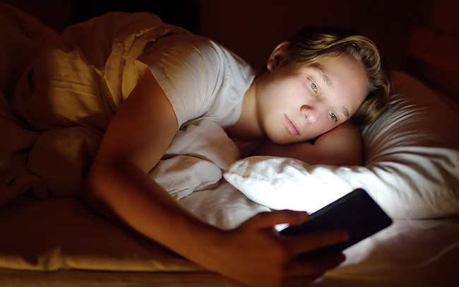 tại sao thanh thiếu niên lại hay ngủ trễ