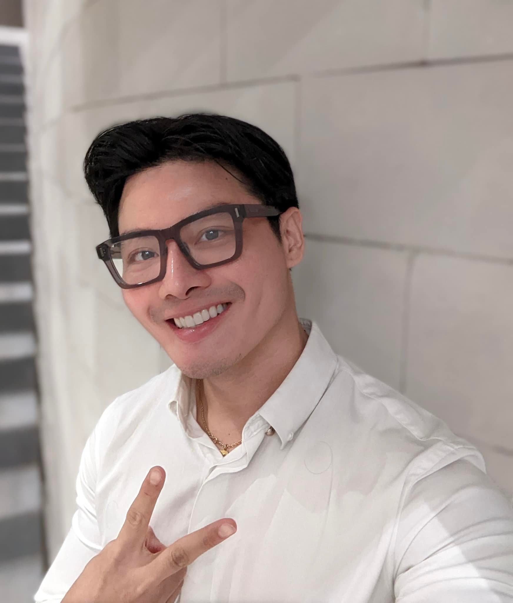 Đang có bạn gái, nam doanh nhân bất ngờ say đắm trai đẹp tiếp viên hàng không, quyết định công khai giới tính thật - Ảnh 1. Đang có bạn gái, nam doanh nhân bất ngờ say đắm trai đẹp tiếp viên hàng không, quyết định công khai giới tính thật - Ảnh 1.