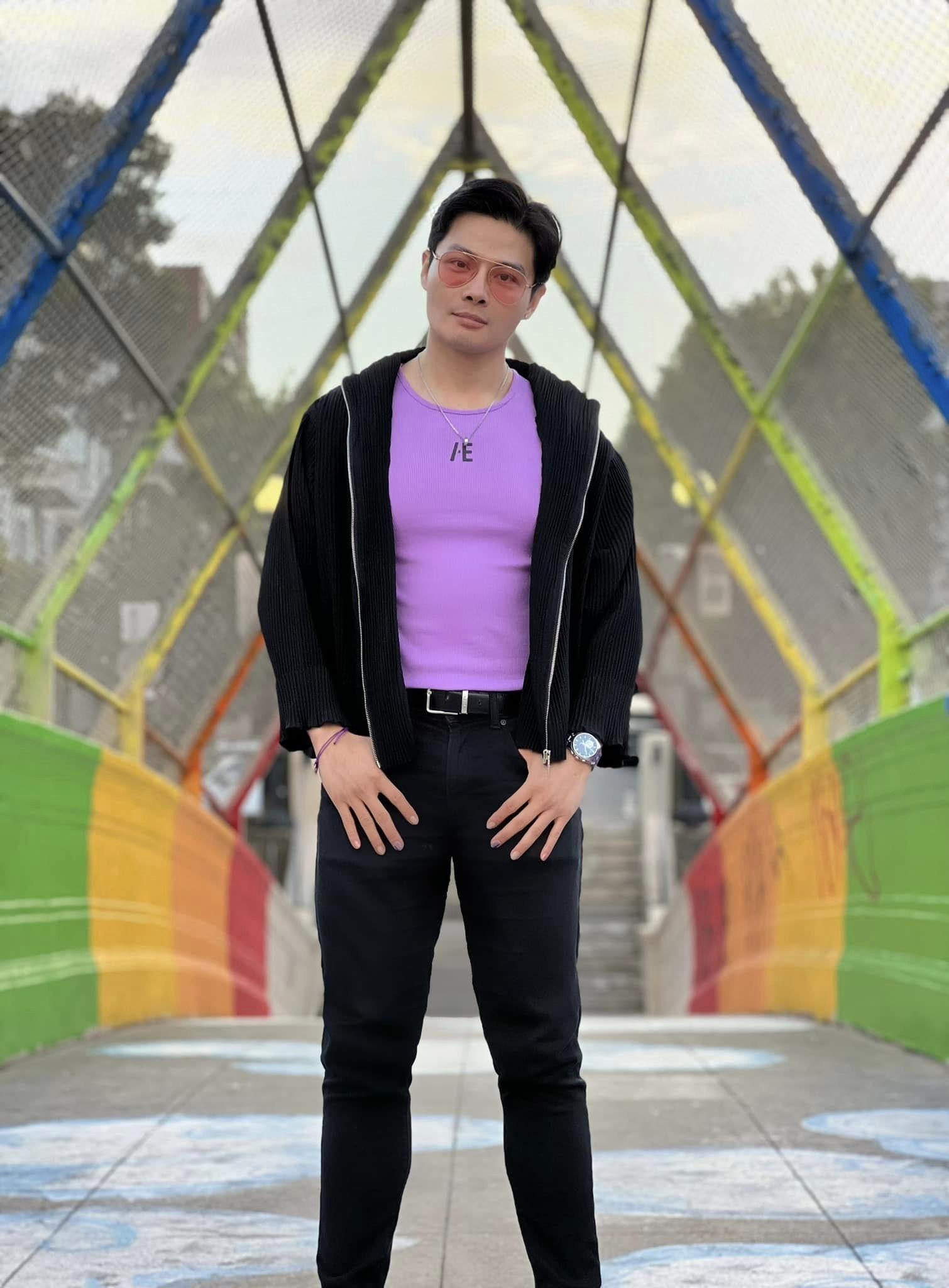 Đang có bạn gái, nam doanh nhân bất ngờ say đắm trai đẹp tiếp viên hàng không, quyết định công khai giới tính thật - Ảnh 2. Đang có bạn gái, nam doanh nhân bất ngờ say đắm trai đẹp tiếp viên hàng không, quyết định công khai giới tính thật - Ảnh 2.