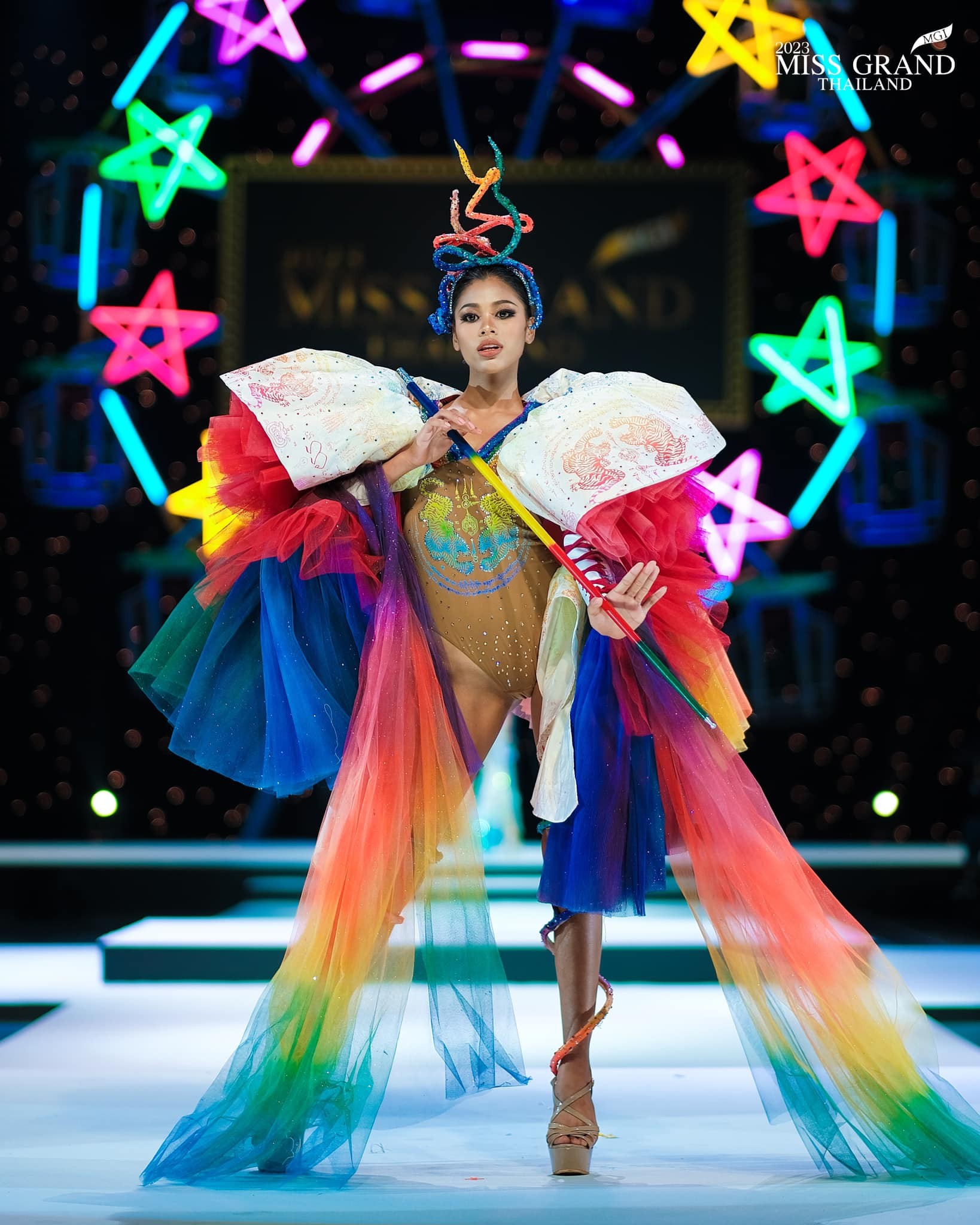 Váy áo cắt xẻ phản cảm tràn ngập Hoa hậu Hòa bình Thái Lan - Ảnh 13.