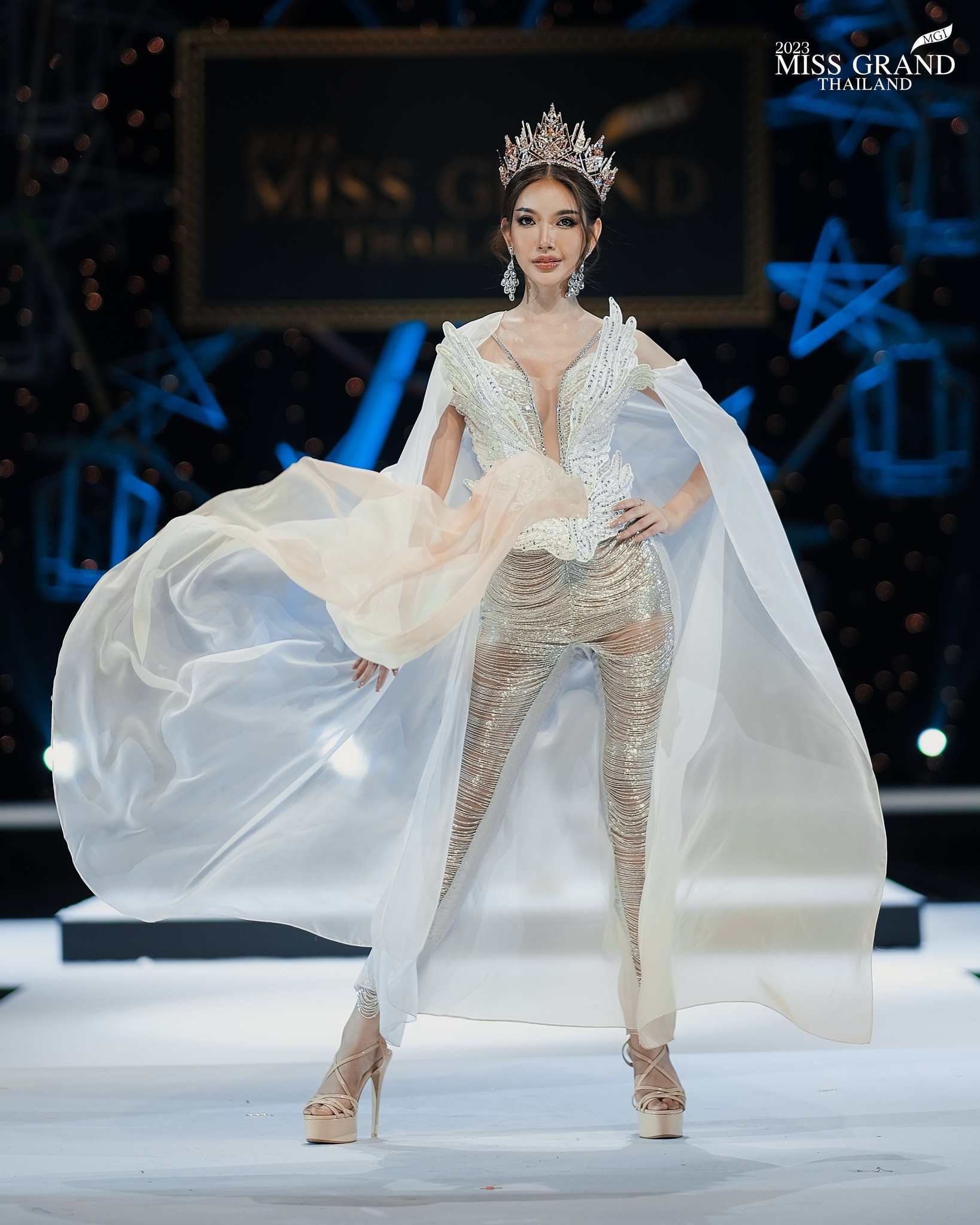 Váy áo cắt xẻ phản cảm tràn ngập Hoa hậu Hòa bình Thái Lan - Ảnh 5.