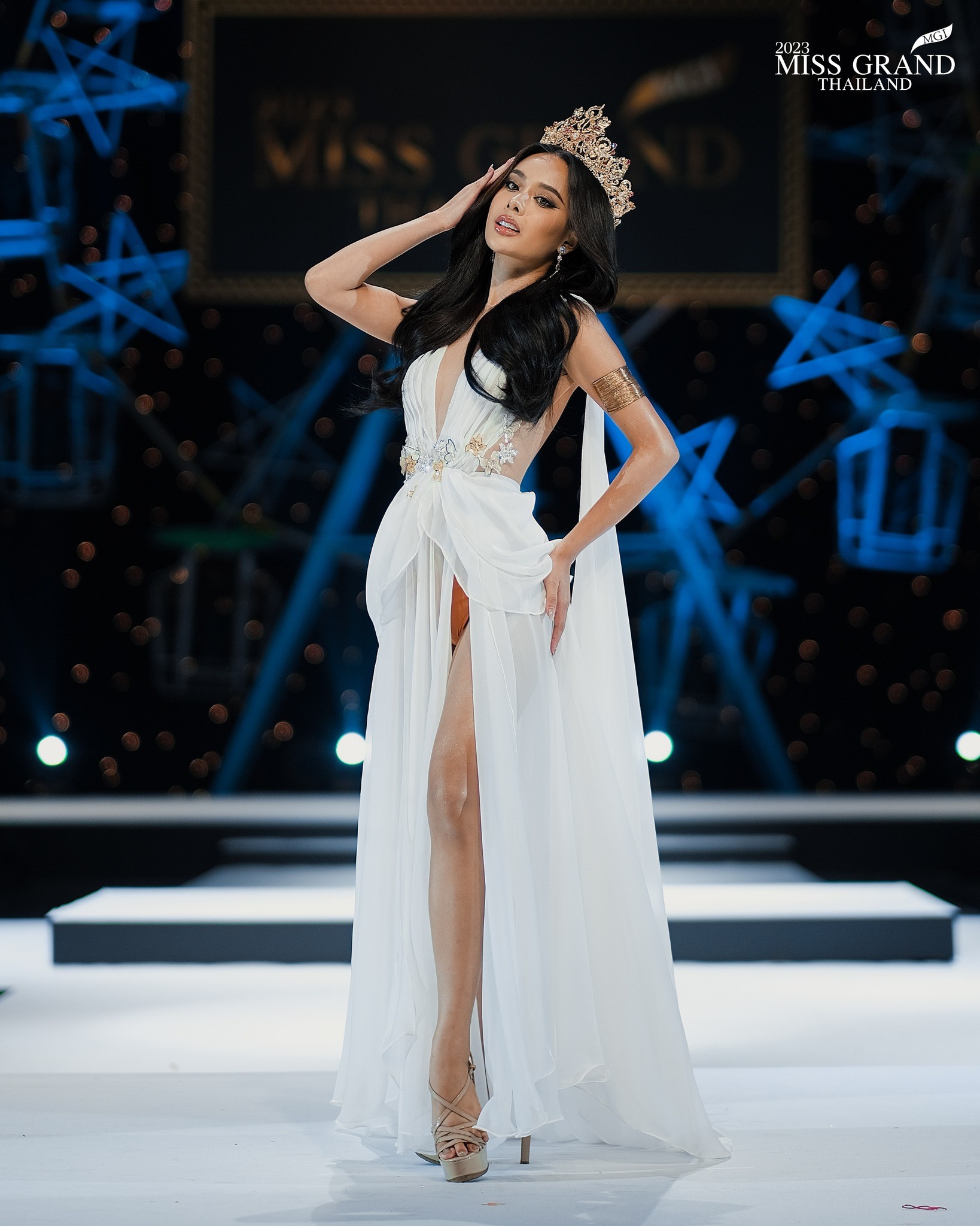 Váy áo cắt xẻ phản cảm tràn ngập Hoa hậu Hòa bình Thái Lan - Ảnh 10.