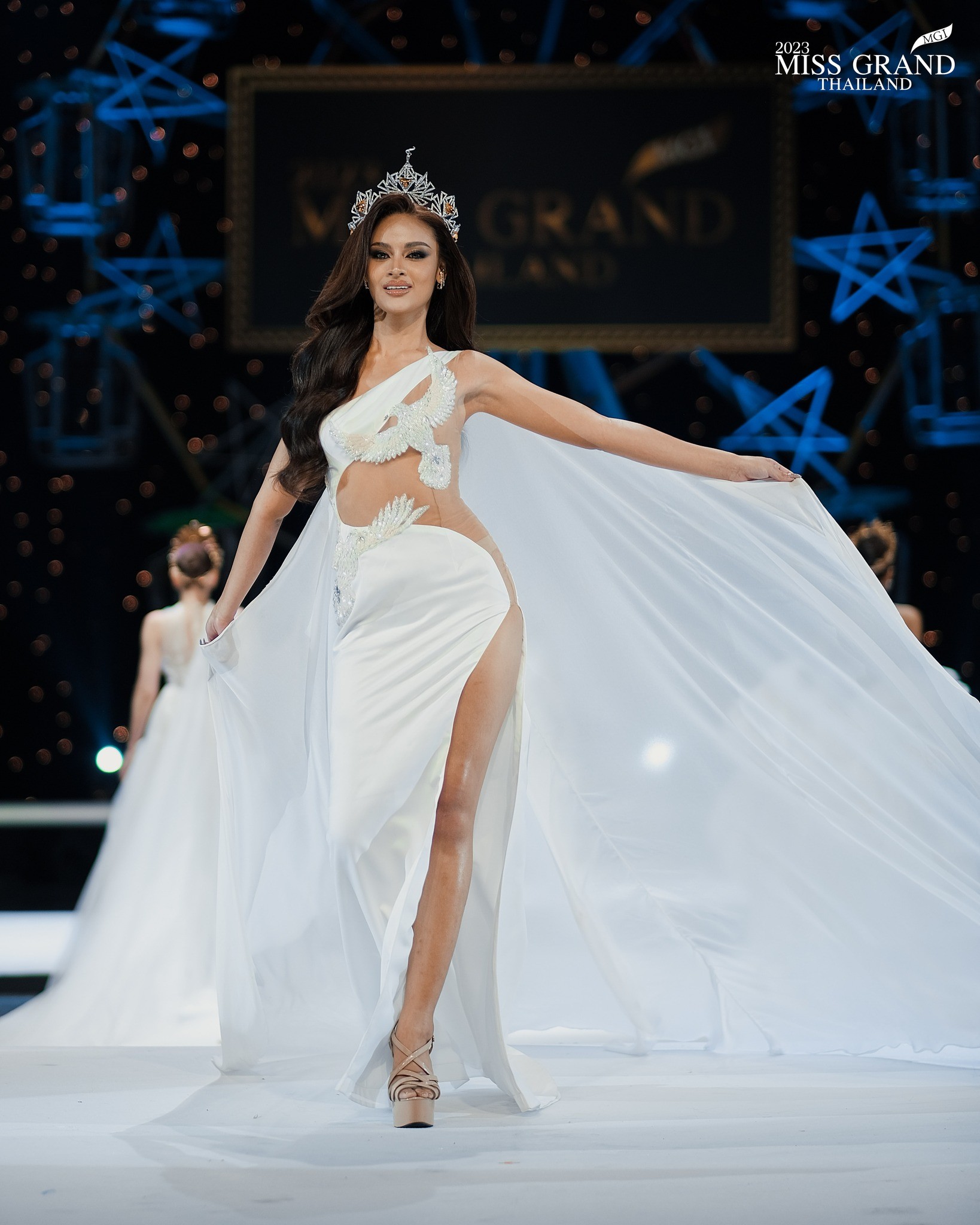 Váy áo cắt xẻ phản cảm tràn ngập Hoa hậu Hòa bình Thái Lan - Ảnh 3.