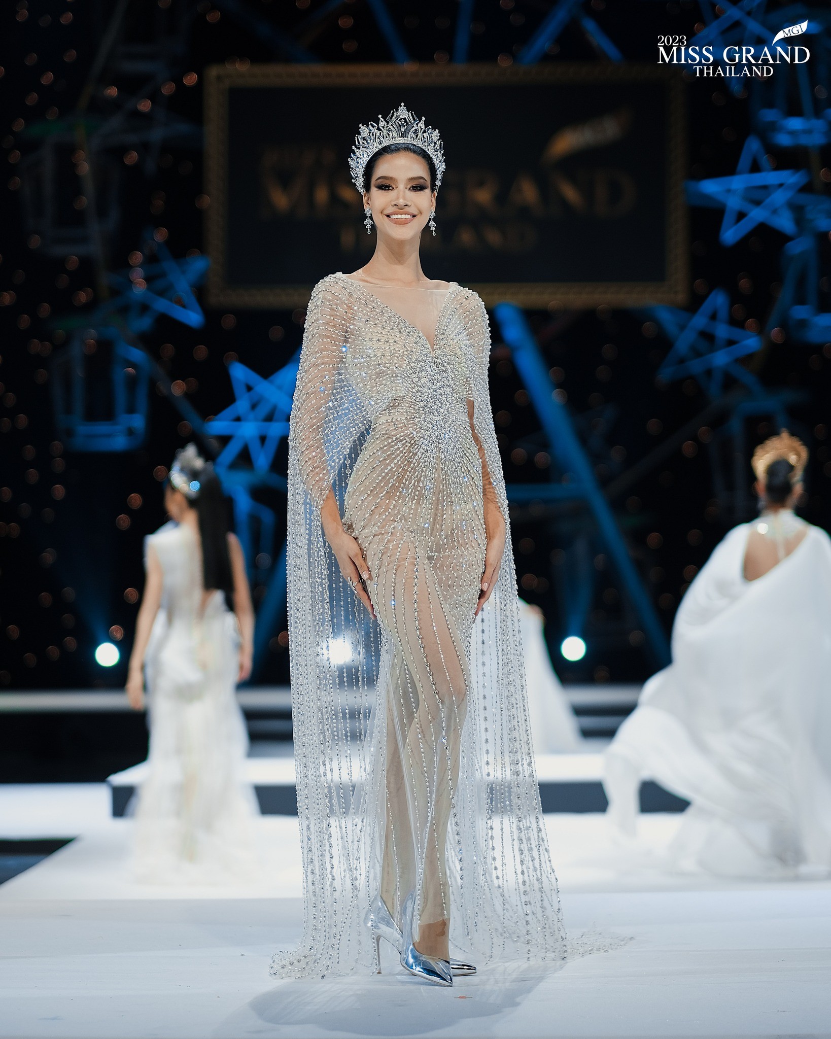 Váy áo cắt xẻ phản cảm tràn ngập Hoa hậu Hòa bình Thái Lan - Ảnh 6.