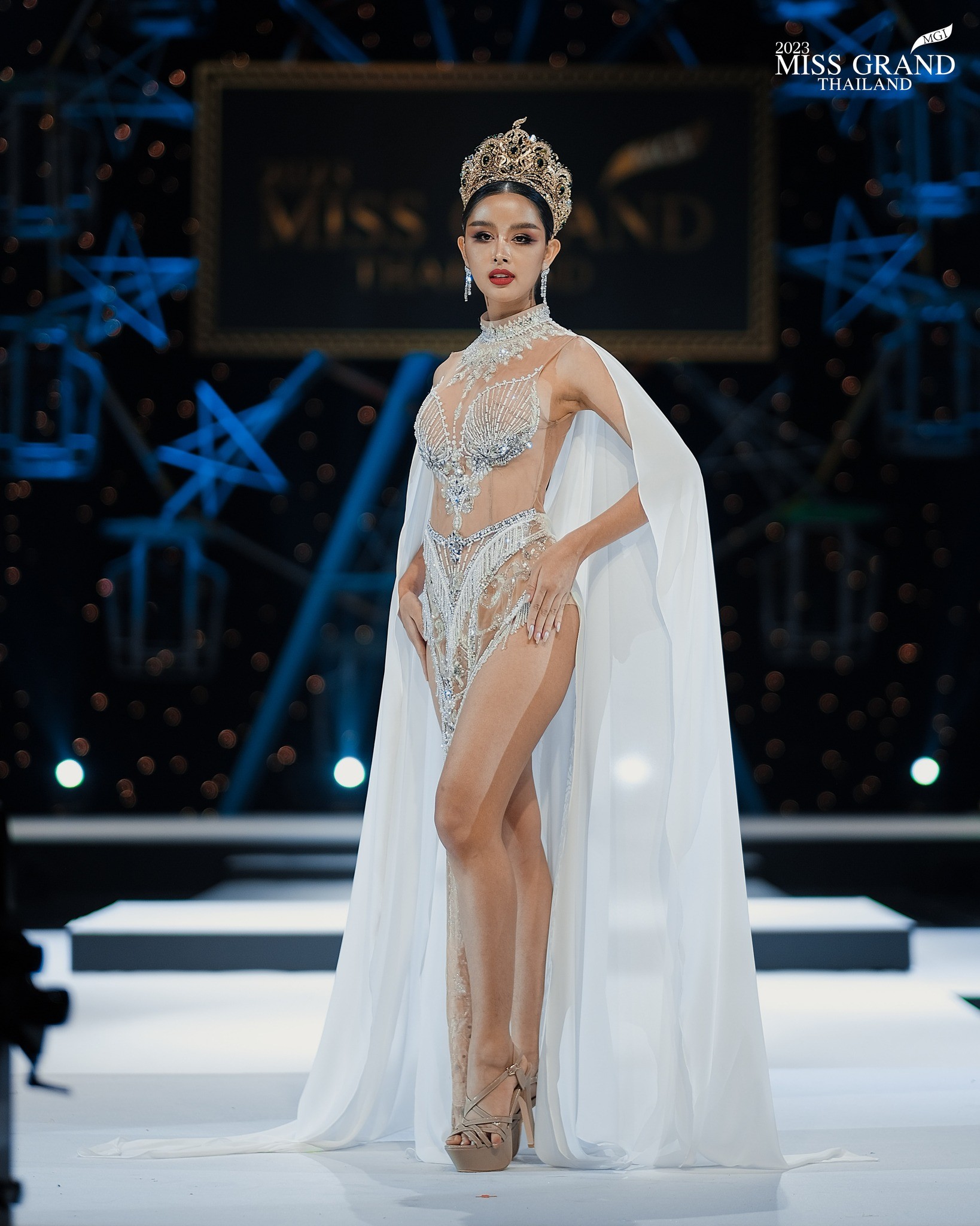Váy áo cắt xẻ phản cảm tràn ngập Hoa hậu Hòa bình Thái Lan - Ảnh 2.