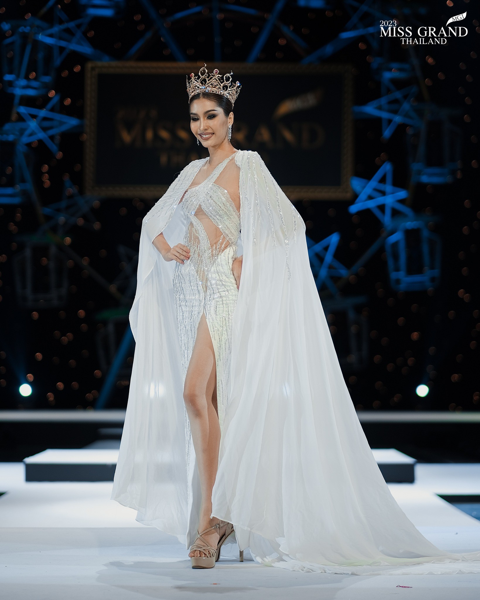Váy áo cắt xẻ phản cảm tràn ngập Hoa hậu Hòa bình Thái Lan - Ảnh 1.