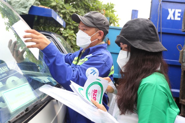 TPHCM dán tem nhận diện xe thu gom rác, ngăn tình trạng 'đổ chui' - Ảnh 2.