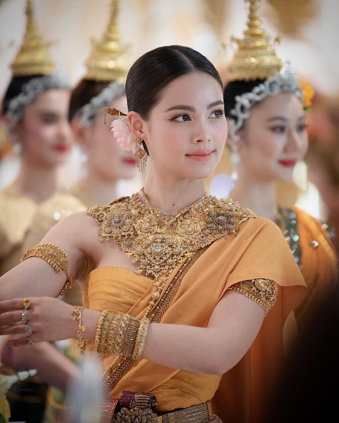 Loạt khoảnh khắc hóa "nữ thần" của các mỹ nhân Thái Lan mừng Tết Songkran: Baifern - Yaya khoe nhan sắc "một 9 một 10" - Ảnh 2. Loạt khoảnh khắc hóa "nữ thần" của các mỹ nhân Thái Lan mừng Tết Songkran: Baifern - Yaya khoe nhan sắc "một 9 một 10" - Ảnh 2.