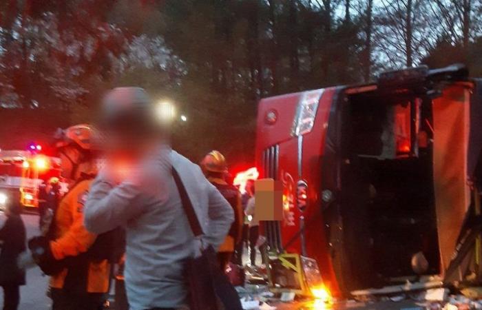 Tai nạn xe bus tại Hàn Quốc khiến 35 người thương vong - Ảnh 2.