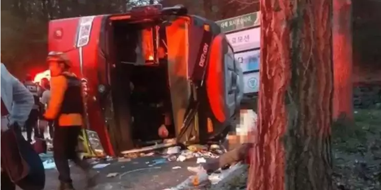 Tai nạn xe bus tại Hàn Quốc khiến 35 người thương vong - Ảnh 1.