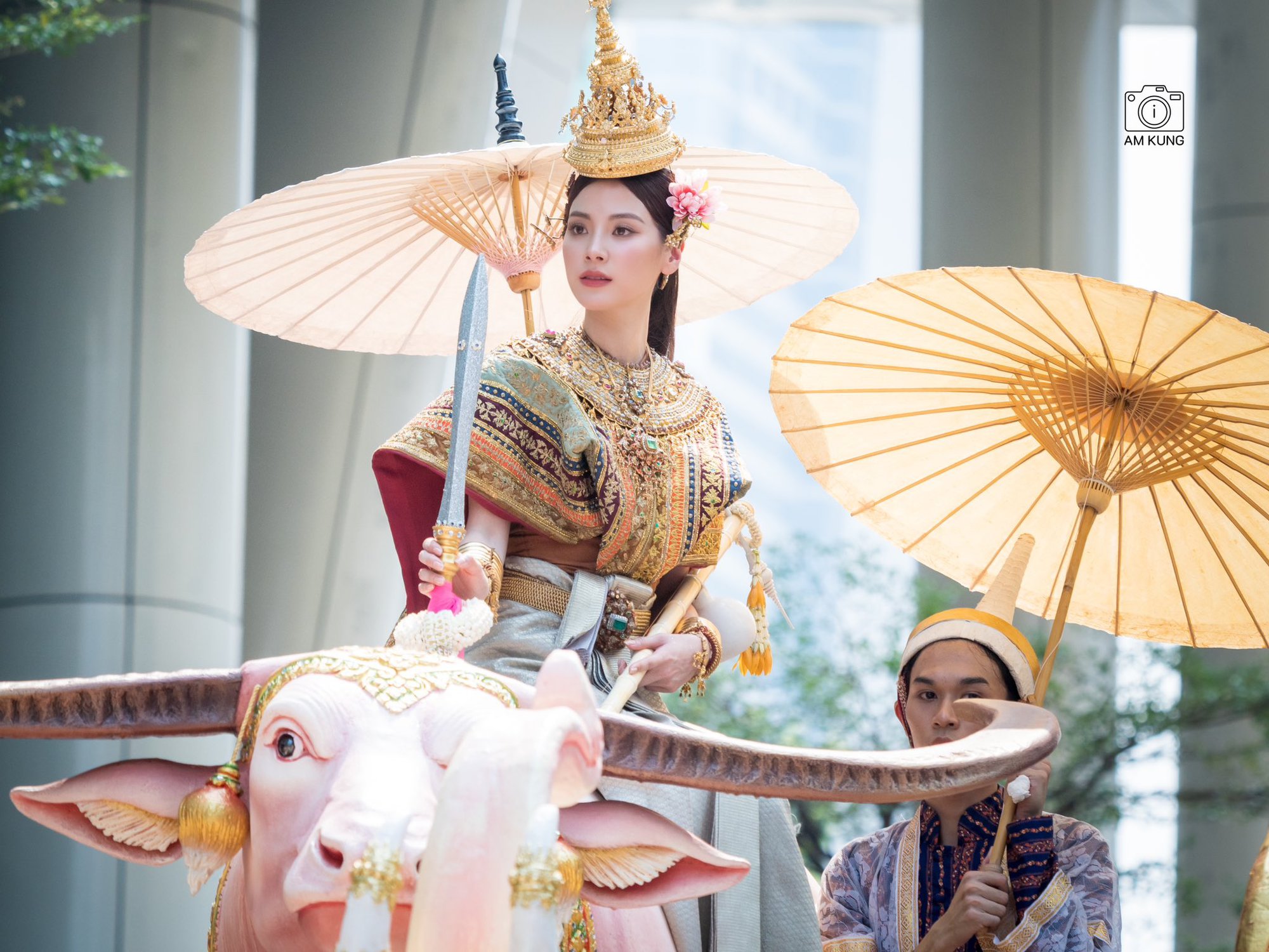 Nữ thần Songkran 2023 Baifern Pimchanok ngồi trên kiệu cao nhiệt tình chào người hâm mộ nhưng bị bắn nước “không trượt phát nào” - Ảnh 8.