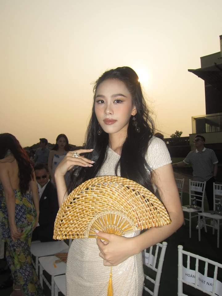 Khi các nàng Hậu trở thành nạn nhân của “nhiếp ảnh gia” Lương Thuỳ Linh: Tiểu Vy bị dìm hàng vẫn chưa “thảm” bằng cô gái này - Ảnh 2. Khi các nàng Hậu trở thành nạn nhân của “nhiếp ảnh gia” Lương Thuỳ Linh: Tiểu Vy bị dìm hàng vẫn chưa “thảm” bằng cô gái này - Ảnh 2.