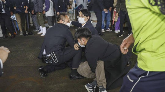Thủ tướng Nhật Bản phải sơ tán vì vật thể lạ phát nổ - Ảnh 2.